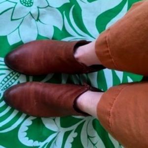 Clarks, 6.5, brown ankle boots!!